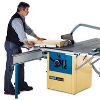 Ein Mann bedient eine Tischkreissäge TS 4010 CI von Scheppach. Ein Mann bedient Tischkreissäge
